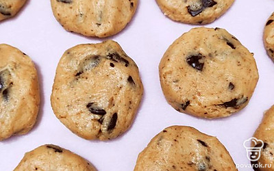 Сформировать печеньки, убрать в холодильник на 2 часа. Выпекать в разогретой до 180 градусов духовке 15 минут. После выпечки полностью остудить. 