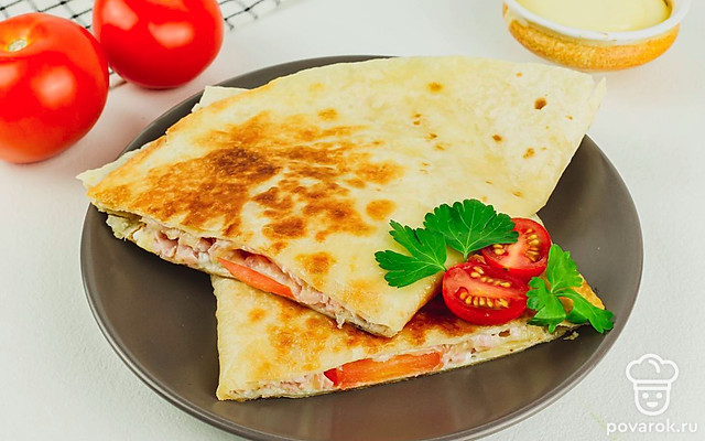 Лаваш с начинкой из колбасы, помидоры и сыра — Рецепт с фото