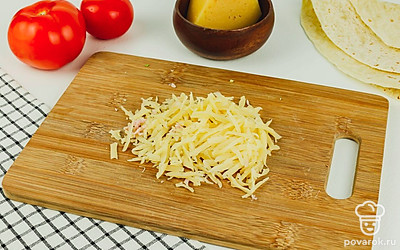 Натрите сыр.