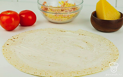 Смажьте лаваш майонезом.