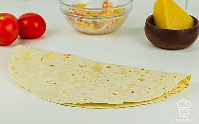 Накройте начинку второй половиной лаваша.