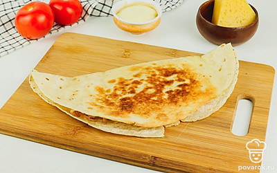 Разогрейте сковороду с небольшим добавлением растительного масла. Обжарьте закуску из лаваша 2-3 минуты с каждой стороны. Разрежьте закуску на порционные кусочки и подавайте к столу. Приятного аппетита!