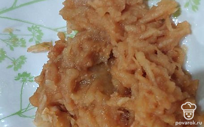 Яблоко натереть на терке. 