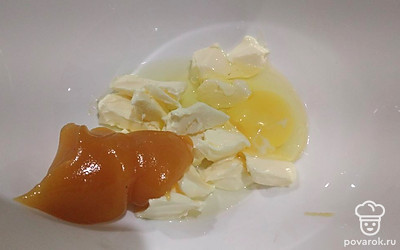 В миску положить мягкое сливочное масло, мед, вбить яйцо и перемешать.