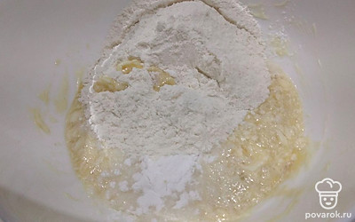 Добавить ванилин, разрыхлитель, муку и перемешать. 