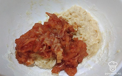 В тесто добавить тертое яблоко, перемешать.