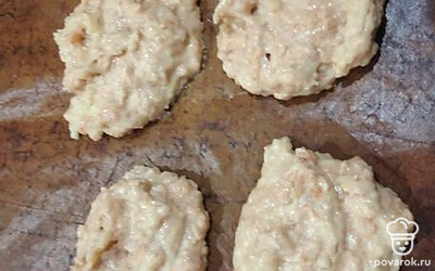 Печенье выложить на пергамент (с помощью ложки) и отправить в разогретую духовку на 20 минут при 180 градусах.