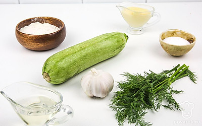 Подготовьте все ингредиенты. Хорошо промойте кабачок и укроп.