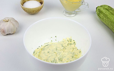 Сделайте соус. Для этого в глубокой миске смешайте майонез, порубленный укроп, чеснок, посолите по вкусу. Перемешайте до однородности и отставьте в сторону.