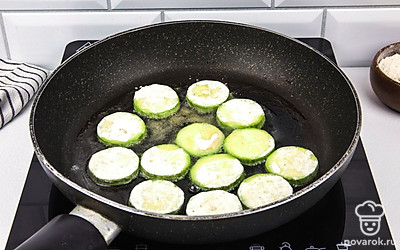 Небольшое количество масла раскалите на сковороде и выложите кружочки кабачка, обвалянные в муке.