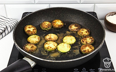 Кабачки обжаривайте с обеих сторон до образования золотистой корочки.