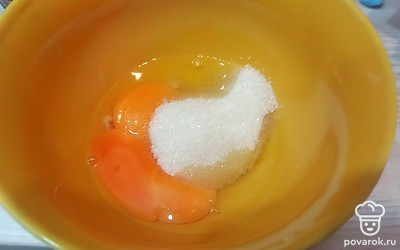 Хорошо взбиваем яйца с сахаром, затем просеиваем муку, все перемешиваем.