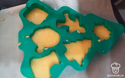 Заливаем тесто в формочки и ставим в разогретую до 180 градусов духовку на 30 минут. 