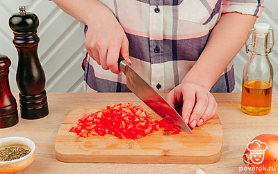 Нарежьте баклажаны на тонкие дольки, поперчите и посолите их. Чеснок почистите и мелко нарежьте либо пропустите его через чеснокодавку. Пармезан натрите на мелкой терке, а моцареллу – на крупной. Нарежьте лук и помидоры кубиками.