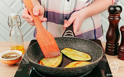 В разогретой сковороде с растительным маслом обжаривайте баклажаны с двух сторон до появления золотистой корочки.