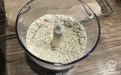 Вначале измельчите с помощью блендера овсянку.