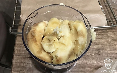 Затем отдельно бананы измельчите до однородной кашицы.