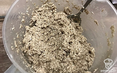 Смешайте овсянку с бананами до однородности.