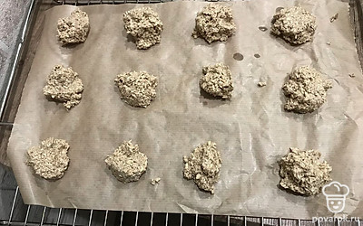 Разделите все тесто на однородные кусочки-кружочки.