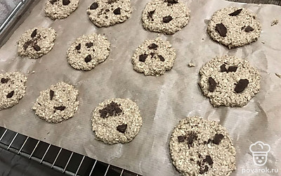 Кружочки руками придавите, сделайте плоскими. Сверху выложите кусочки темного шоколада. Выпекайте в разогретой до 180 градусов духовке в течение 20-30 минут, в зависимости от вашей духовки.