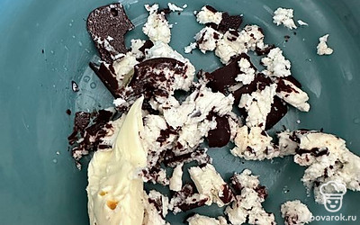 Добавить масло, растопить масло в микроволновой печи 15 секунд.