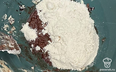 Ввести муку и разрыхлитель.