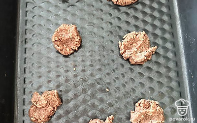 Распределить по 10-20 грамм, слегка придавить. Выпекать 15 минут при температуре 170 градусов.