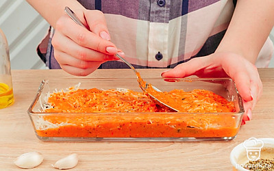 В подготовленную форму для выпечки выложите слоями сначала соус из овощей, затем баклажаны, после посыпьте смесью из сыров. Повторите несколько слоев.