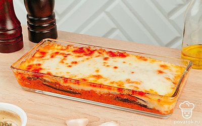 В разогретую до 180 ℃ духовку поставьте форму для выпечки и запекайте 20 минут до появления золотистой корочки.