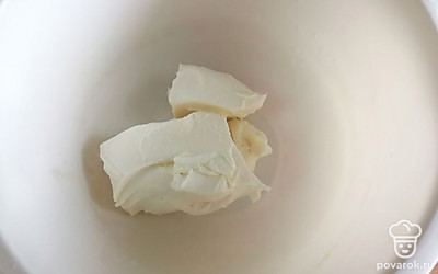 В глубокую чашу выложить сливочное масло комнатной температуры. 