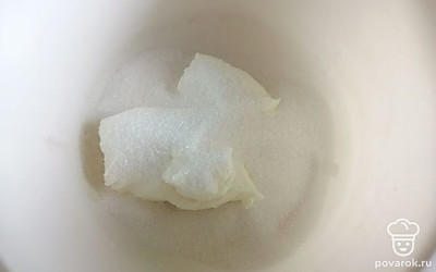 Добавить сахар. Взбить миксером. 
