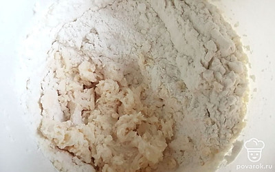 Добавить просеянную муку и разрыхлитель теста. 