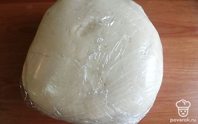 Замесить тесто, завернуть в пищевую пленку и убрать в холодильник на 30 минут. 