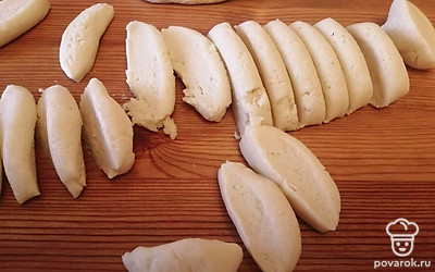 Тесто достать с холодильника и разрезать на равные части. 