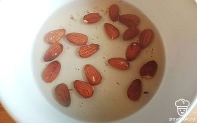 Миндаль залить кипятком. 