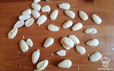 Почистить орехи и разделить каждый орешек на две части. 