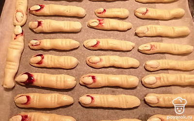 Из теста сформировать пальцы, при помощи варенья «приклеить» ногти. Выпекать в духовке 15 минут на среднем огне. 