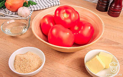 Помойте помидоры. Почистите лук и чеснок. Петрушку и листья салата ополосните и просушите с помощью бумажных полотенец. Разогрейте духовку до 180 °С.