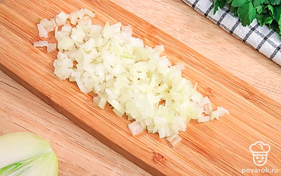 Мелко нарежьте репчатый лук.