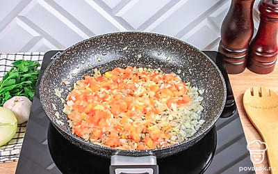 Мелко нарежьте сердцевины помидоров и обжарьте их с луком и чесноком на растительном масле в течение 5 минут. Посолите и поперчите.