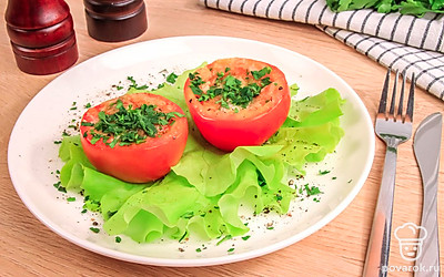Выложите помидоры на листья свежего салата и посыпьте нарубленной петрушкой. Украсьте тарелку свежемолотым черным перцем.