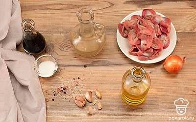 Очистите и промойте желудки, отварите их в подсоленной воде (45 минут). Покупайте куриные желудочки в охлажденном виде. Это поможет вам понять, насколько продукт свежий и качественный. Очистите лук и нарежьте полукольцами. Очистите чеснок и пропустите его через пресс или натрите на мелкой терке. Подготовьте пищевую пленку.