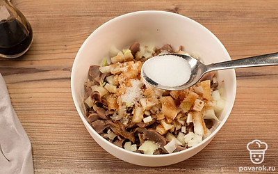 Отваренные желудки нарежьте соломкой и переложите в миску. Добавьте лук, соевый соус, сахар, перец и перемешайте.