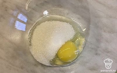 Яйца смешиваем с сахаром.