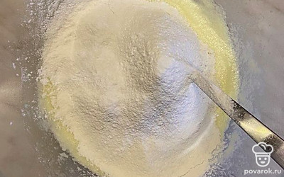 Просеиваем муку, разрыхлитель, замешиваем тесто, даем отдохнуть 15 минут.