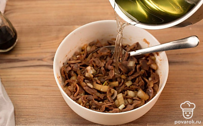 Раскалите на сковороде растительное масло, затем добавьте его к желудкам. Дополните смесь чесноком, уксусом и хорошо перемешайте.