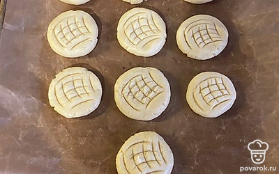Застилаем противень бумагой, формируем из теста печенье. С помощью ложки делаем рисунок, ставим в духовку на 25 минут при 180 градусах.