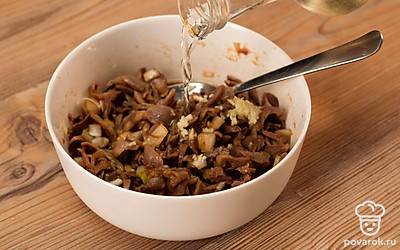 Миску с желудками накройте пищевой пленкой и отправьте в холодильник на 8 часов.