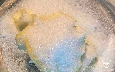 К 200 граммам мягкого сливочного масла добавляем 150 граммов сахара.