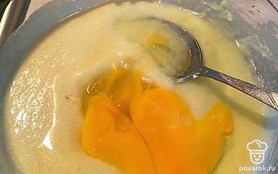 Добавляем 2 яйца и перемешиваем.